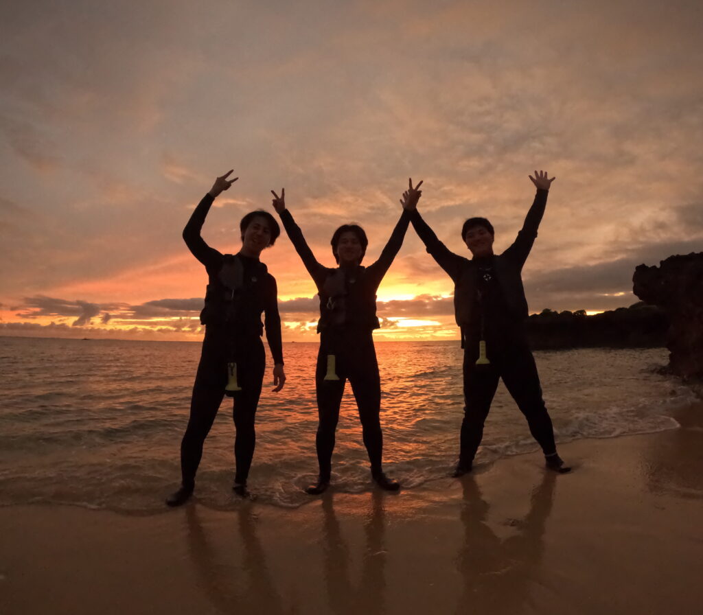 読谷村　サンセット　ナイトシュノーケリング